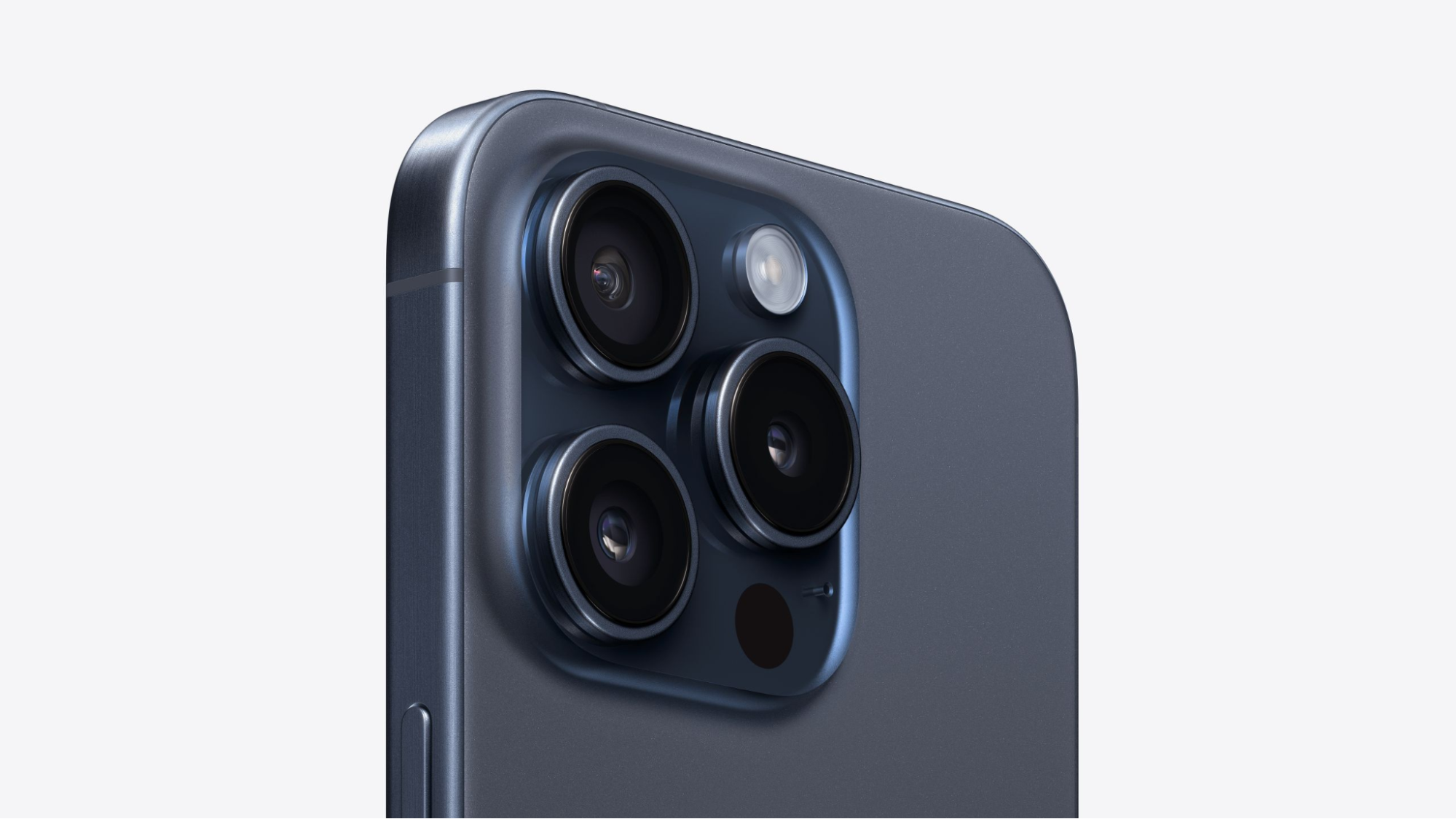 Mặt kính chứa cụm 3 camera iPhone 15 Pro cũng được “nhuộm” màu Titan Xanh